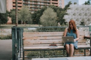 femme-banc-ordinateur